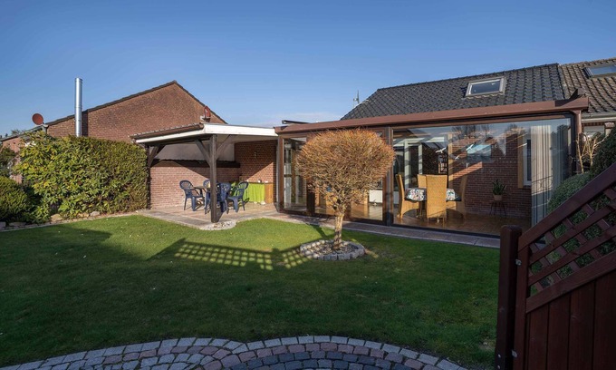 Hage House | Holiday Home 'Haus Ferienparadies' with Shared Terrace, Private Garden and Wi-Fi