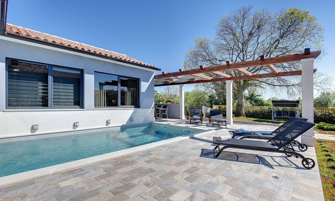 Galizana House | Holiday Home in Galižana with Pool & Beach