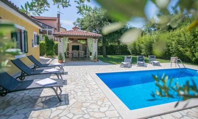 Kadumi House | Holiday Home in Kadumi with Air condition, WIFI, Washing machine, Dishwasher (625-1)