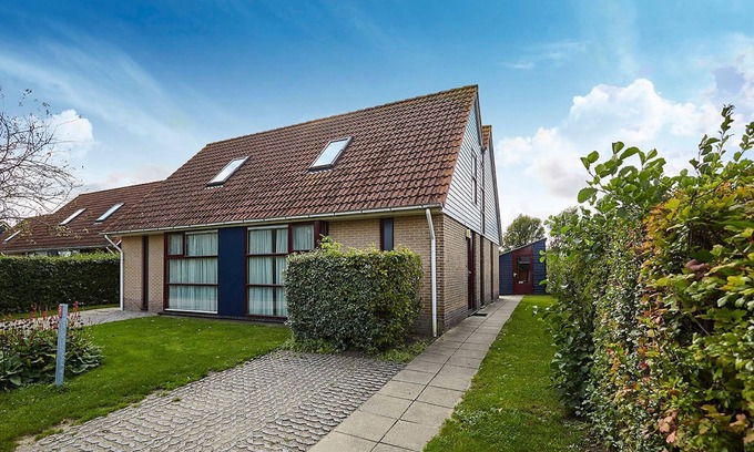 Heinkenszand House | Holiday Home in Zeeland with Garden
