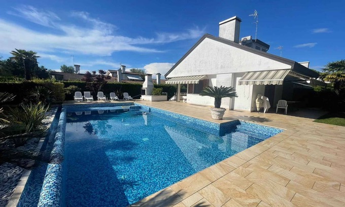 Isola Albarella House | Holiday home with air conditioning, garden and pool