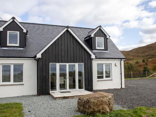 Tarskavaig House | Holiday Home Joan's House by Interhome