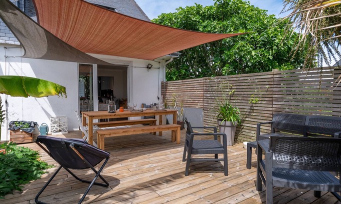 Vannes House | Holiday Home 'Jolie Maison Familiale' with Private Terrace, Private Garden and Wi-Fi