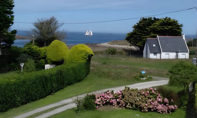 Plouguerneau House | Holiday Home 'Ker Marian - Les Gîtes Marins Des' with Sea View, Shared Garden and Wi-Fi