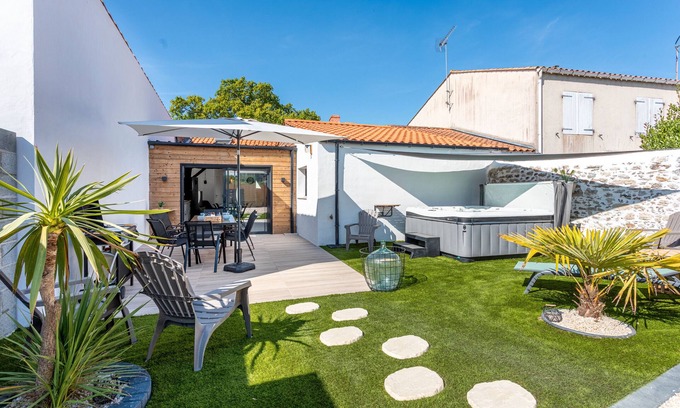 Beauvoir-sur-Mer House | Holiday Home 'La Goisette' with Private Terrace, Private Garden and Wi-Fi