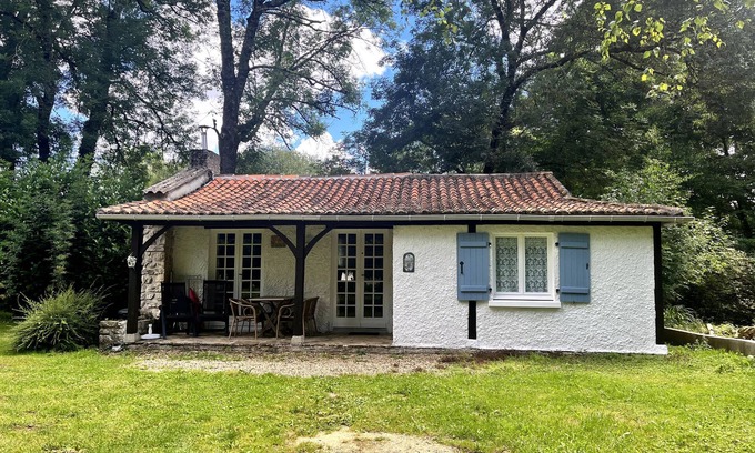 Varaignes House | Holiday Home 'La Cascade' with Lake View, Shared Pool and Private Terrace