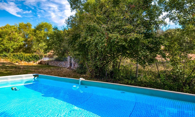 La Tour-Sur-Orb House | Holiday Home 'La Trêve' with Mountain View, Wi-Fi and Air Conditioning