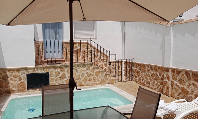 Santa Elena House | Holiday Home La Reconquista with Pool, Garden & Wi-Fi