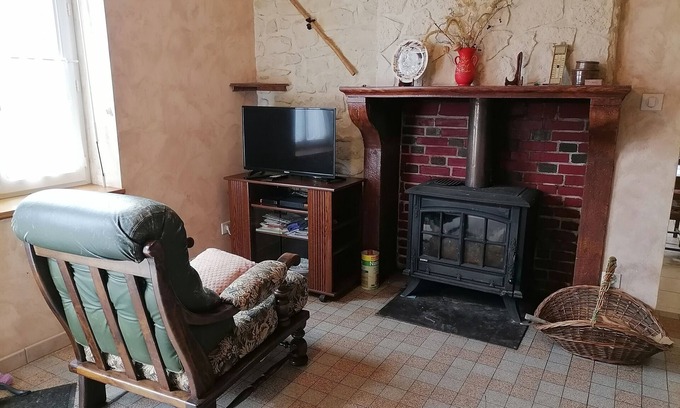 Subligny House | Holiday Home 'Le Gîte du Champ de la Croix' with Private Terrace, Private Garden and Wi-Fi