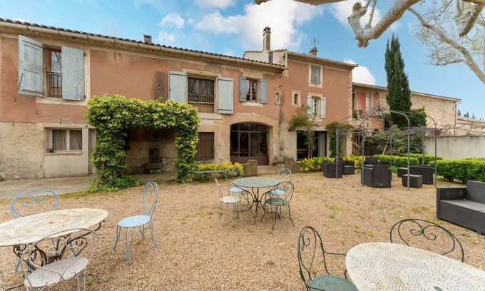 Cabannes House | Holiday Home 'Le Mas Saint Pierre' with Private Terrace, Private Garden and Wi-Fi