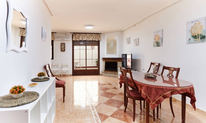 Baena House | Holiday Home 'López' with Private Terrace, Wi-Fi and Air Conditioning