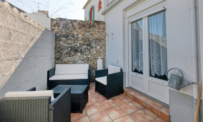 Le Pouliguen House | Holiday Home 'Maison De Famille Paisible' with Private Terrace and Wi-Fi