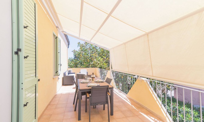 La Maddalena House | Holiday Home 'Maison Chloe 2' close to the Beach with Balcony, Terrace & Wi-Fi