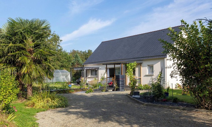Saint-Yvi House | Holiday Home 'Maison Avec Terrasse Et Jardin' with Private Terrace, Private Garden and Wi-Fi