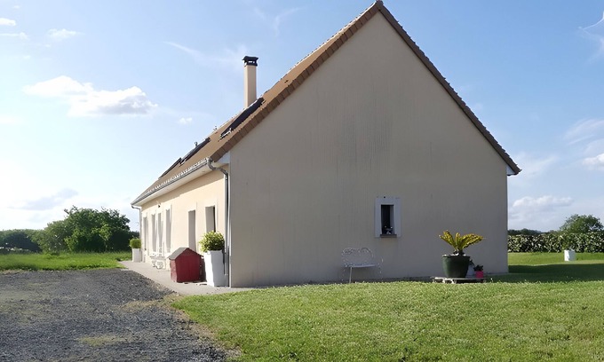 Brulon House | Holiday Home 'Maison De Campagne Brûlon' with Lake View, Private Terrace and Wi-Fi