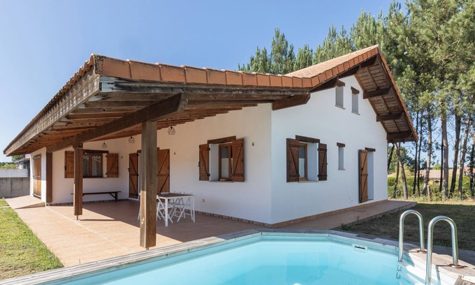 Tosse House | Holiday Home 'Maison Pour 6 Personnes' with Pool, Terrace & Wi-Fi