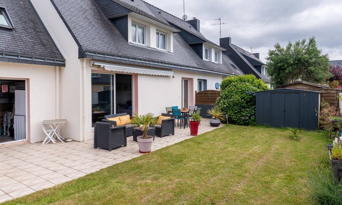 Riantec House | Holiday Home 'Maison Proche De La Mer Plage' with Private Terrace, Private Garden and Wi-Fi