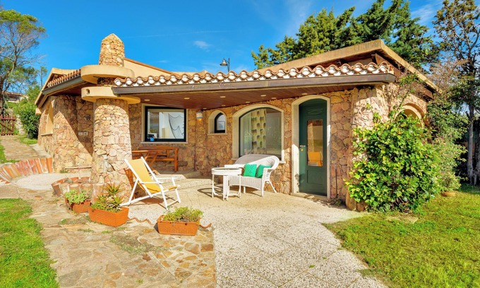 Pittulongu House | Holiday Home 'Margherita' with Terrace, Garden & Air Conditioning