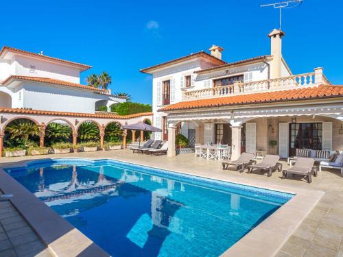 Manacor House | Holiday Home Matos by Interhome