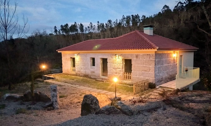 Beijos House | Holiday Home 'Quinta De Sabarigos' with Lake View, Private Pool and Wi-Fi