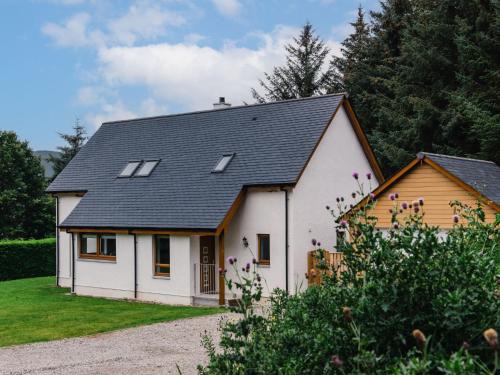 Drumnadrochit House | Holiday Home Springbank Lodge by Interhome