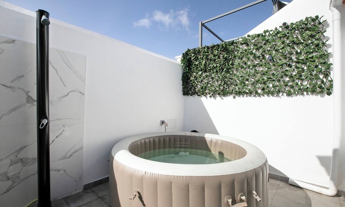 Abades House | Holiday Home 'Tia Osa' with Private Pool, Shared Terrace and Wi-Fi