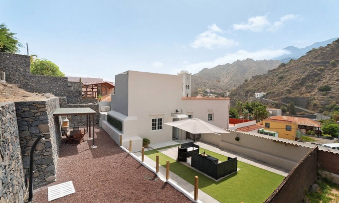 Hermigua House | Holiday Home 'Tierra Mojada' with Mountain View, Private Terrace and Balcony