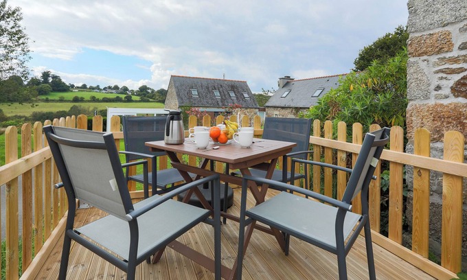 Plouegat-Moysan House | Holiday Home 'Ty Ar Dreuz' with Private Terrace, Shared Garden and Wi-Fi