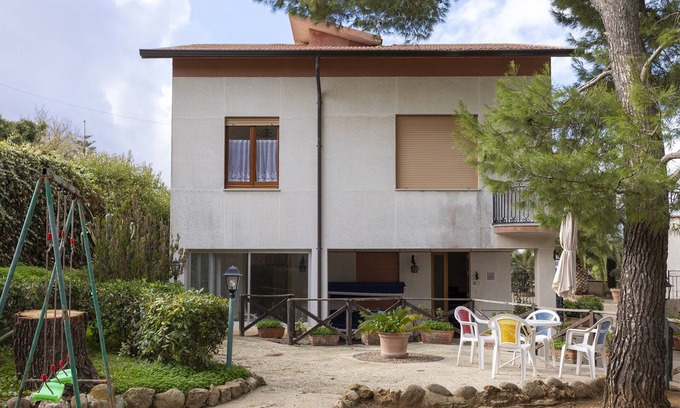 Salemi House | Holiday Home 'Villa Sofia' with Private Garden and Balcony