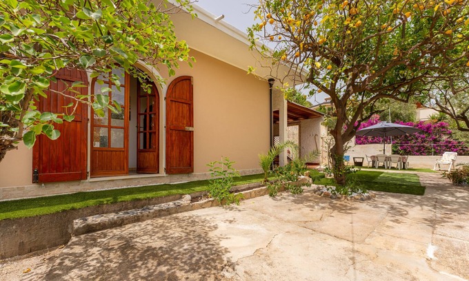 Solanas House | Holiday Home 'Villetta Degli Ulivi' with Private Terrace, Private Garden and Air Conditioning