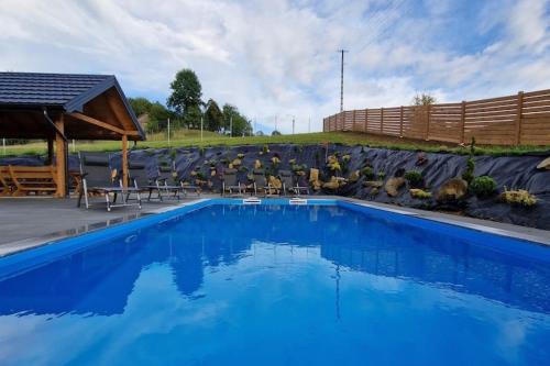gmina Iwierzyce House | Holiday Home Wi niowa with Pool and Mountain Views