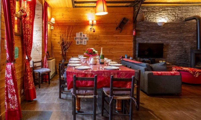 Mont-Dore House | Holiday home with 6 bedrooms, pool table, sauna, and foosbal, Villa Jumelia