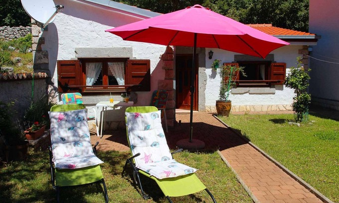 Povile House | Holiday home with garden