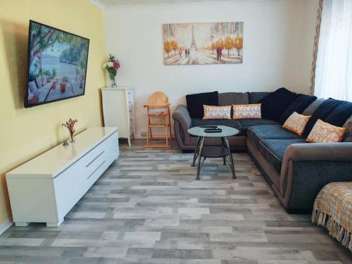Baglan House | Holiday home with private Garden and mountain view