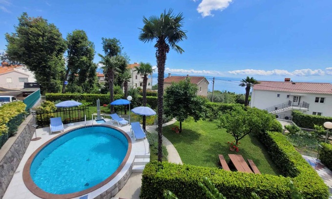 Opric House | Holiday home with use of pool