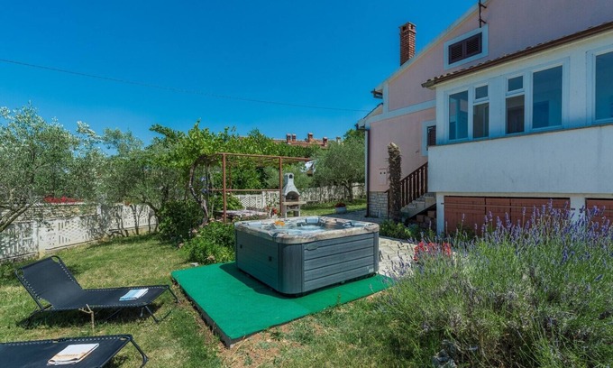 Sveti Lovrec Apartment | Holiday Home Zora with Whirlpool