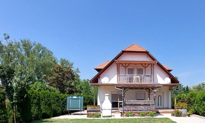 Balatonmariafurdo House | Holiday house Balatonmáriafürdõ for 1 - 11 persons with 5 bedrooms - Holiday home