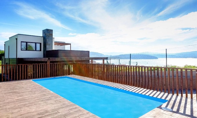 A Ribeira do Freixo House | Holiday House in Outes with Sunny Terrace