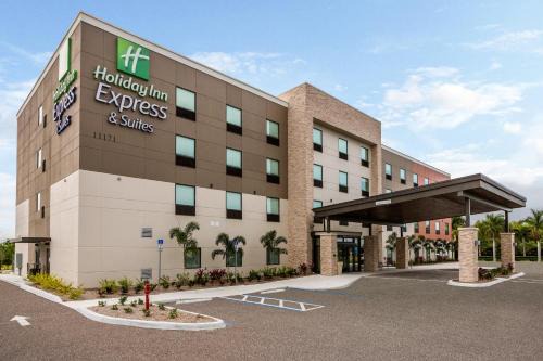 Fort Myers Beach Hotel | Holiday Inn Express & Suites Ft Myers Beach-Sanibel Gateway by IHG