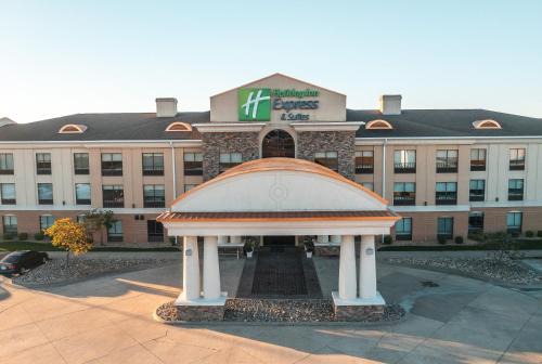 St. Robert Hotel | Holiday Inn Express Hotel and Suites Saint Robert by IHG