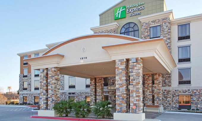 DeSoto Hotel | Holiday Inn Express Hotel & Suites Dallas South - Desoto by IHG