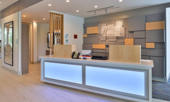 Carter Lake Hotel | Holiday Inn Express & Suites Omaha Airport by IHG