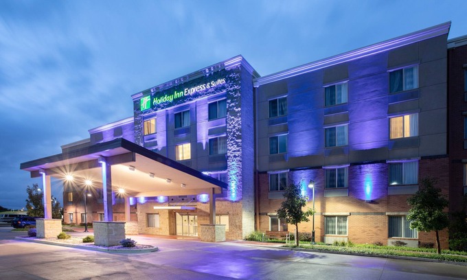 Manhattan Hotel | Holiday Inn Express & Suites Manhattan by IHG