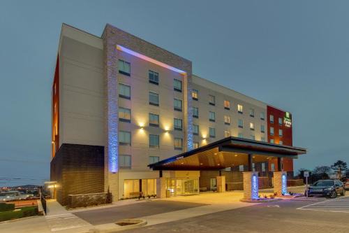 Metrocenter - North Rhodes Park Hotel | Holiday Inn Express & Suites - Nashville MetroCenter Downtown by IHG