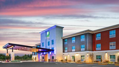 Junction Hotel | Holiday Inn Express & Suites Junction by IHG