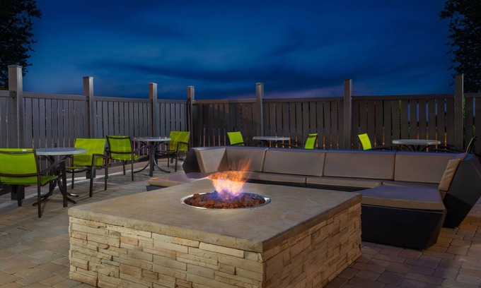 Summit Station Hotel | Holiday Inn Express & Suites Columbus Airport East by IHG