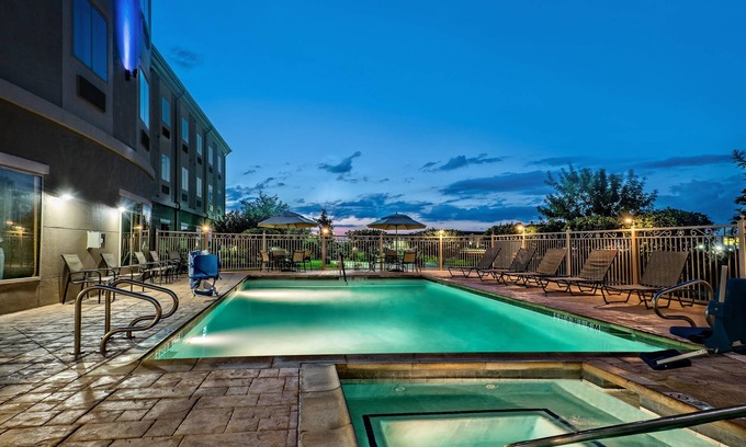 Cotulla Hotel | Holiday Inn Express & Suites Cotulla by IHG