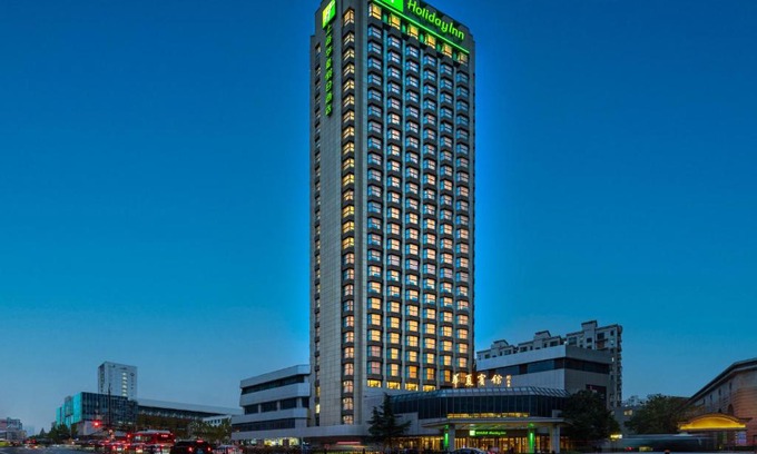 Xuhui Hotel | Holiday Inn Shanghai Huaxia by IHG - overlooking city scenery at Sky View Restaurant