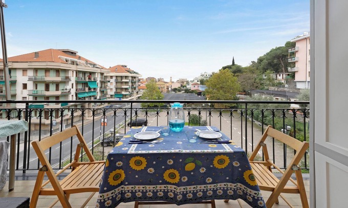Borghetto Santo Spirito Apartment | Holiday Apartment Le Vele with Shared Garden & A/C