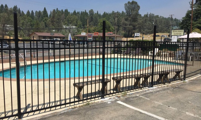 Grass Valley Hotel | Holiday Lodge